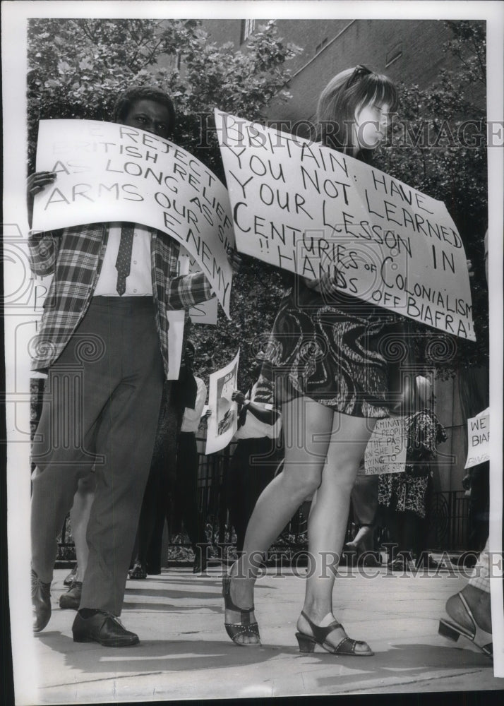 Load image into Gallery viewer, 1968 Press Photo Biafran Students Association Protest Britain in Africa at UN
