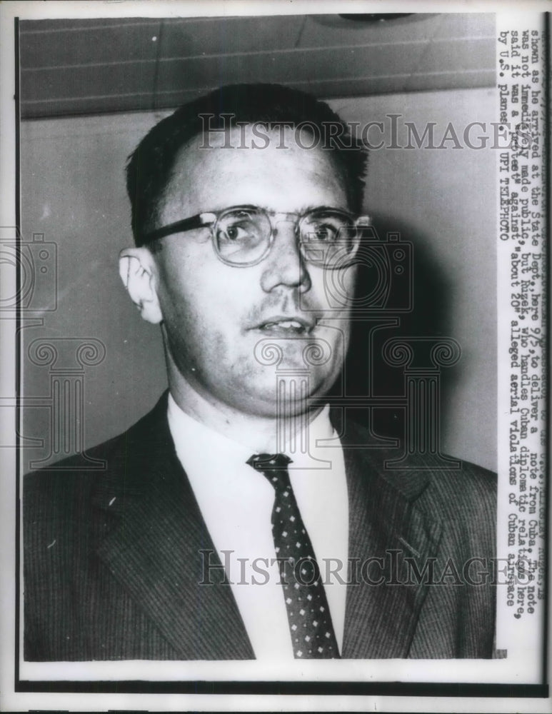 1962 Press Photo Czech Ambassador To US Miloslay Rusek Delivering Note From Cuba- Historic Images