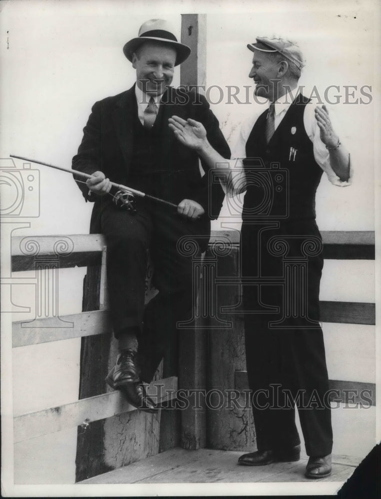 Load image into Gallery viewer, 1934 Press Photo Seattle And Denver Mayors Charles Smith And George Begole Fish

