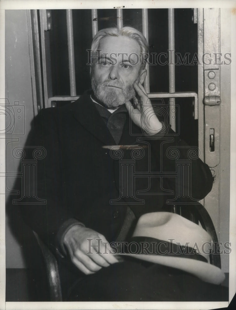 1935 Press Photo believed to be John Schepp arrested on embezzling money from an