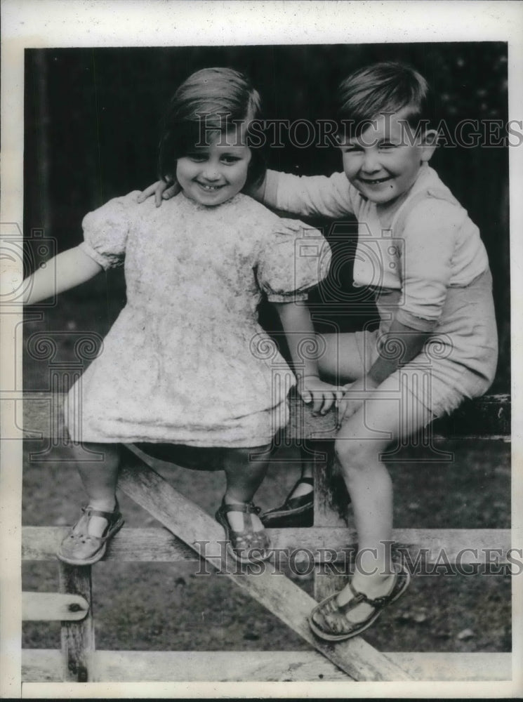 1941 Press Photo Children WWII Bomb Victims From London On Fence At Kent Estate- Historic Images