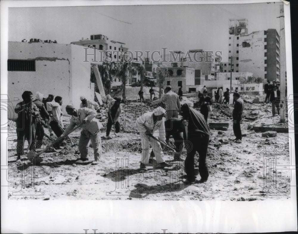 1970 Press Photo Suez Egyptian Residents Clear Rubble After Israeli Bombs- Historic Images