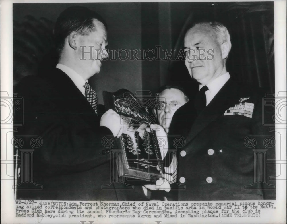 1950 Press Photo Forrest Sherman Chief Of Naval Operations Presents Press Plaque