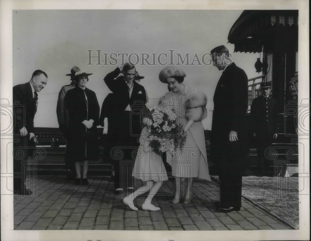 1939 Press Photo Little Girl Presents Bouquet To Queen Elizabeth And King George- Historic Images