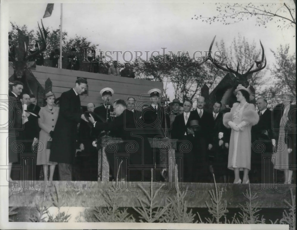 1939 Press Photo Queen Elizabeth And King George Given Canadian Beaver Pelts