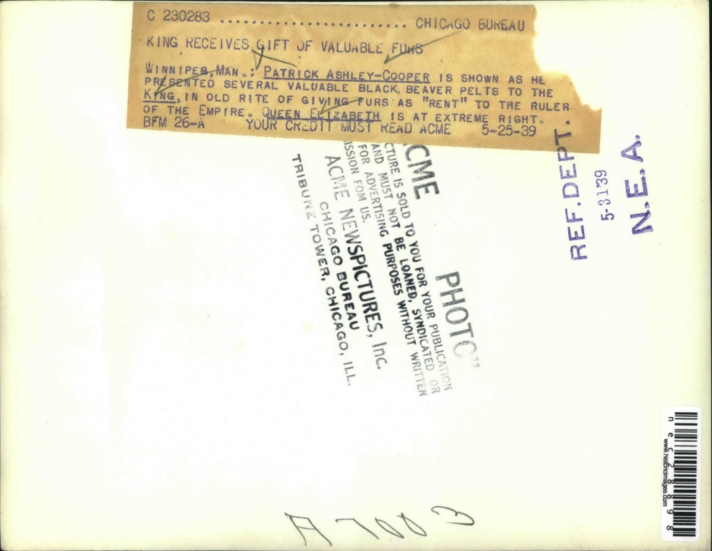 1939 Press Photo Queen Elizabeth And King George Given Canadian Beaver Pelts