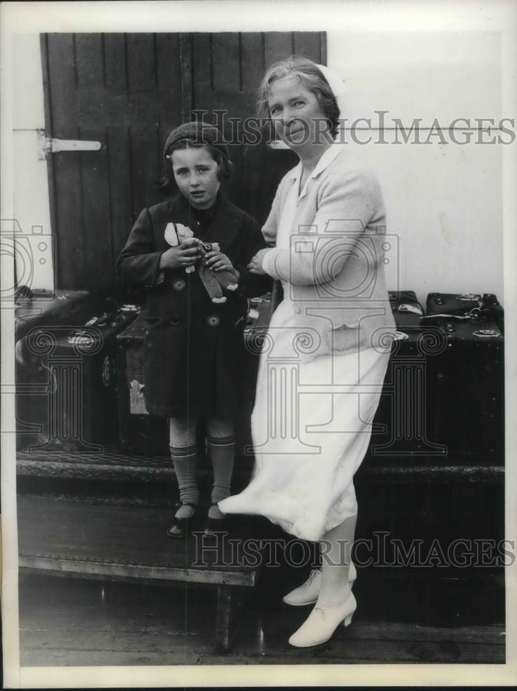 Load image into Gallery viewer, 1934 Press Photo Little Girl Margaret Gaine With Stewardess On Boat SS Harding
