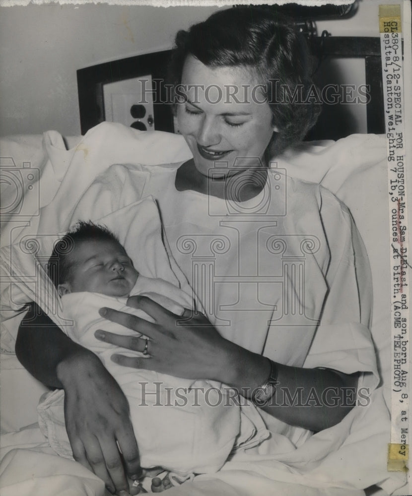 1948 Press Photo Mrs Sam DiBlesi & newborn son at Mercy Hospital, Canton