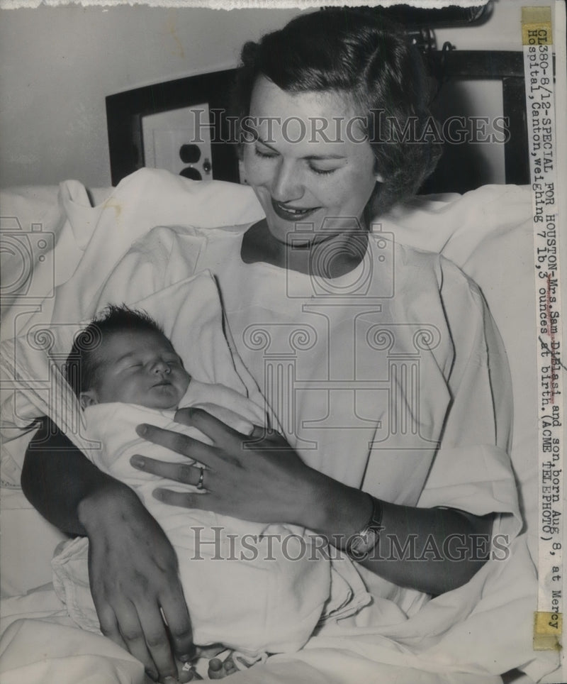 Load image into Gallery viewer, 1948 Press Photo Mrs Sam DiBlesi &amp; newborn son at Mercy Hospital, Canton
