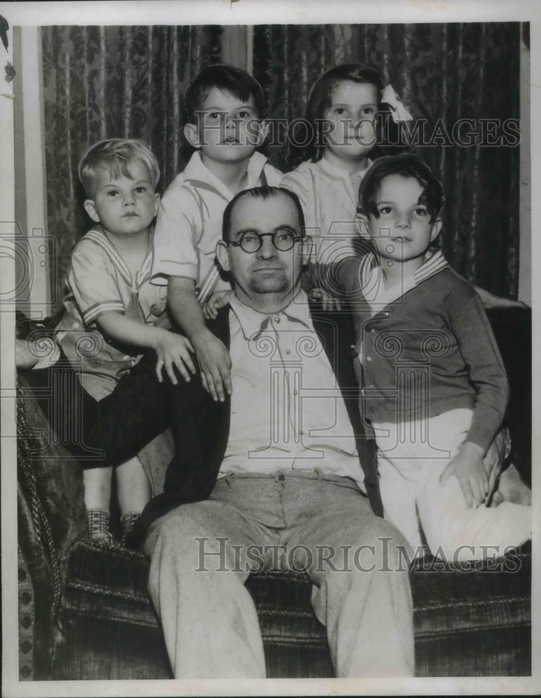 Load image into Gallery viewer, 1934 Press Photo Mr Gettle &amp; his four young children - nec29085
