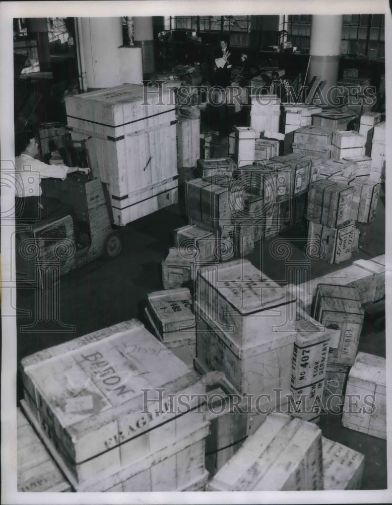 1950 Press Photo imported crates opened/inventoried at New York Port Examine