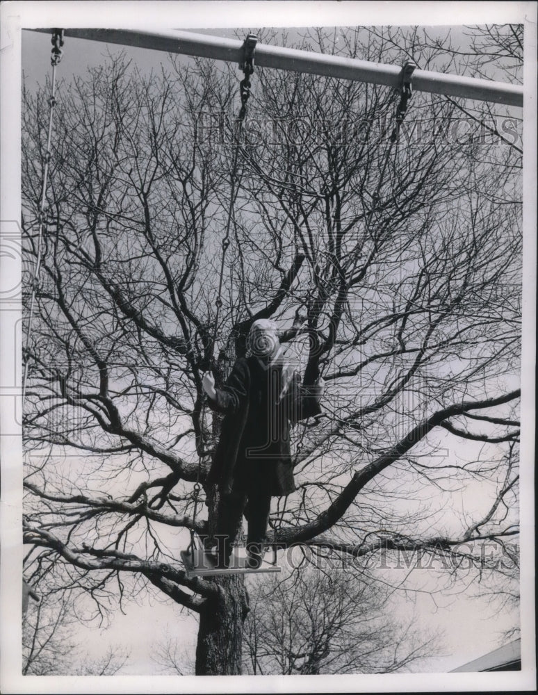 1957 Press Photo Julie O&#39;Brien Age 7 Swinging Lief Ericsson Park- Historic Images