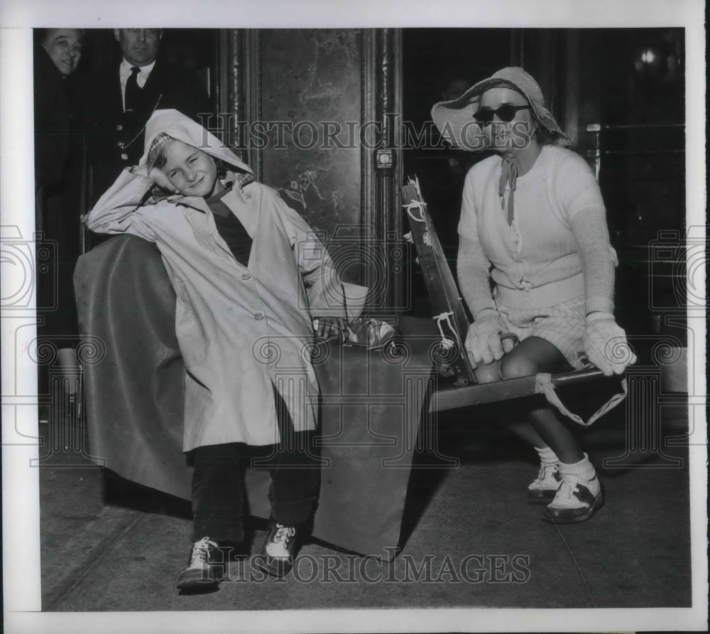 1949 Press Photo Julia Roka St. Clair & her crippled 7-year-old son, Dolphy