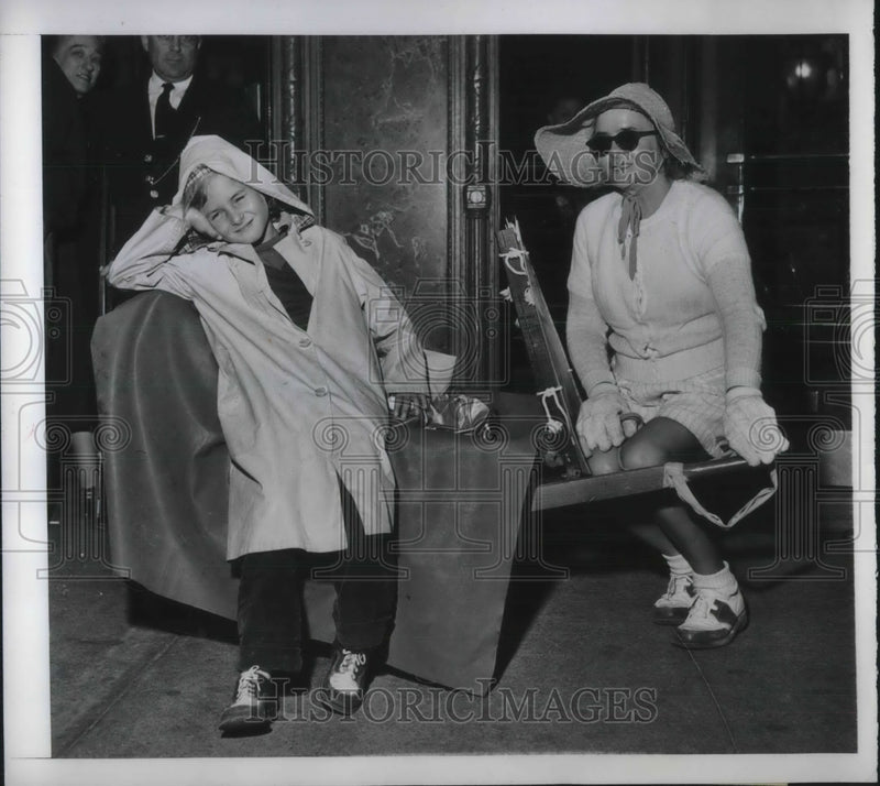 Load image into Gallery viewer, 1949 Press Photo Julia Roka St. Clair &amp; her crippled 7-year-old son, Dolphy
