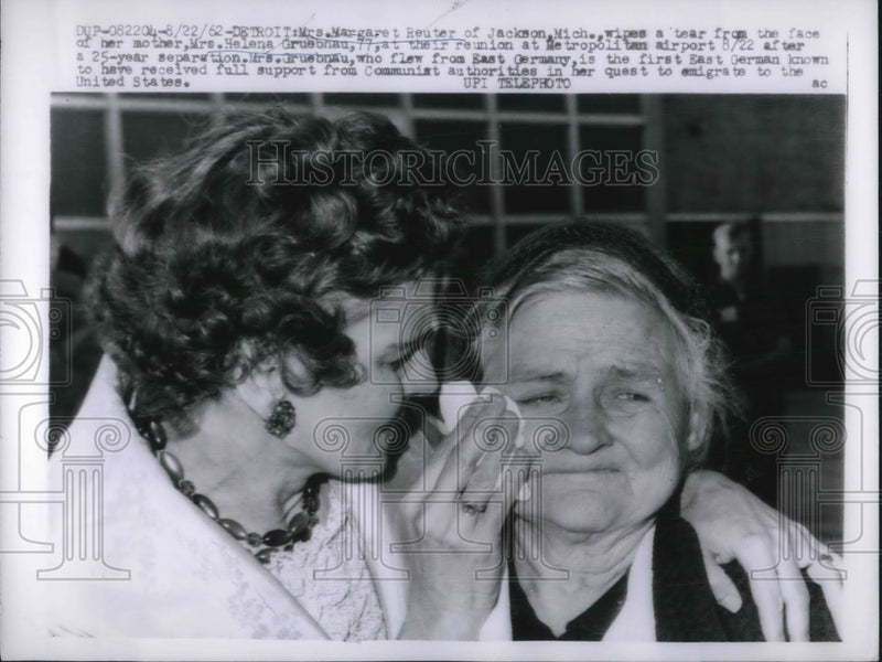 Load image into Gallery viewer, 1962 Press Photo Margaret Reuter wipes a tear from her mother Helena Gruebnau
