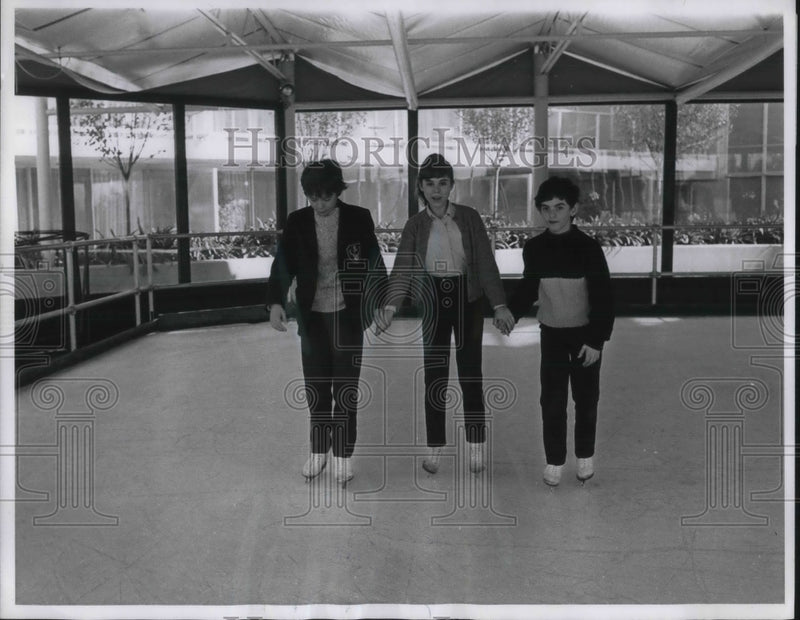 Load image into Gallery viewer, 1962 Press Photo Bruce goes ice-skating w/ members of the Oliver cast
