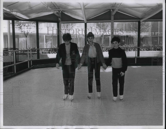 1962 Press Photo Bruce goes ice-skating w/ members of the Oliver cast