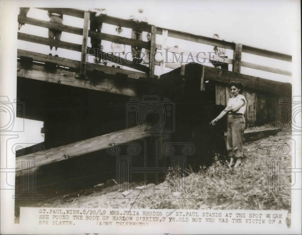1949 Press Photo Julie Roberts at site of sex crime of body of Harlow O'Brian