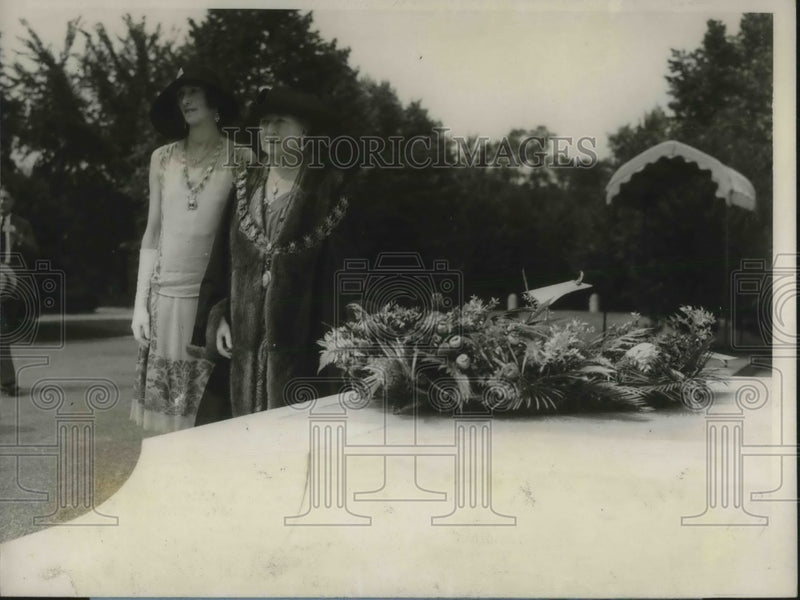 Load image into Gallery viewer, 1928 Press Photo Lady Mayoress of South Hampton honoring unknown tomb
