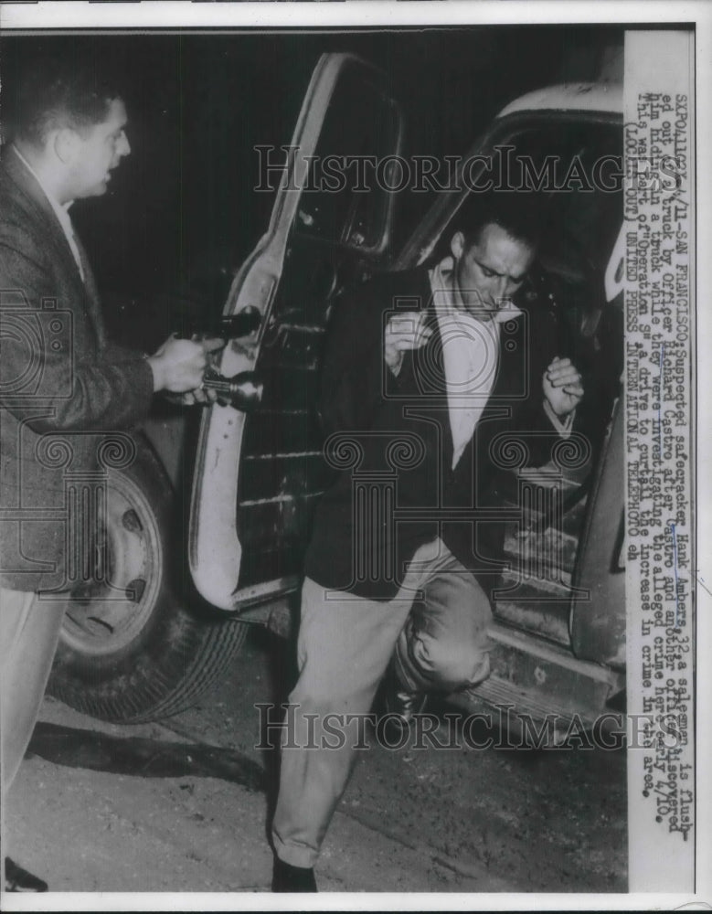 1960 Press Photo Suspected safecracker Hank Ambers arrested by Richard Castro- Historic Images