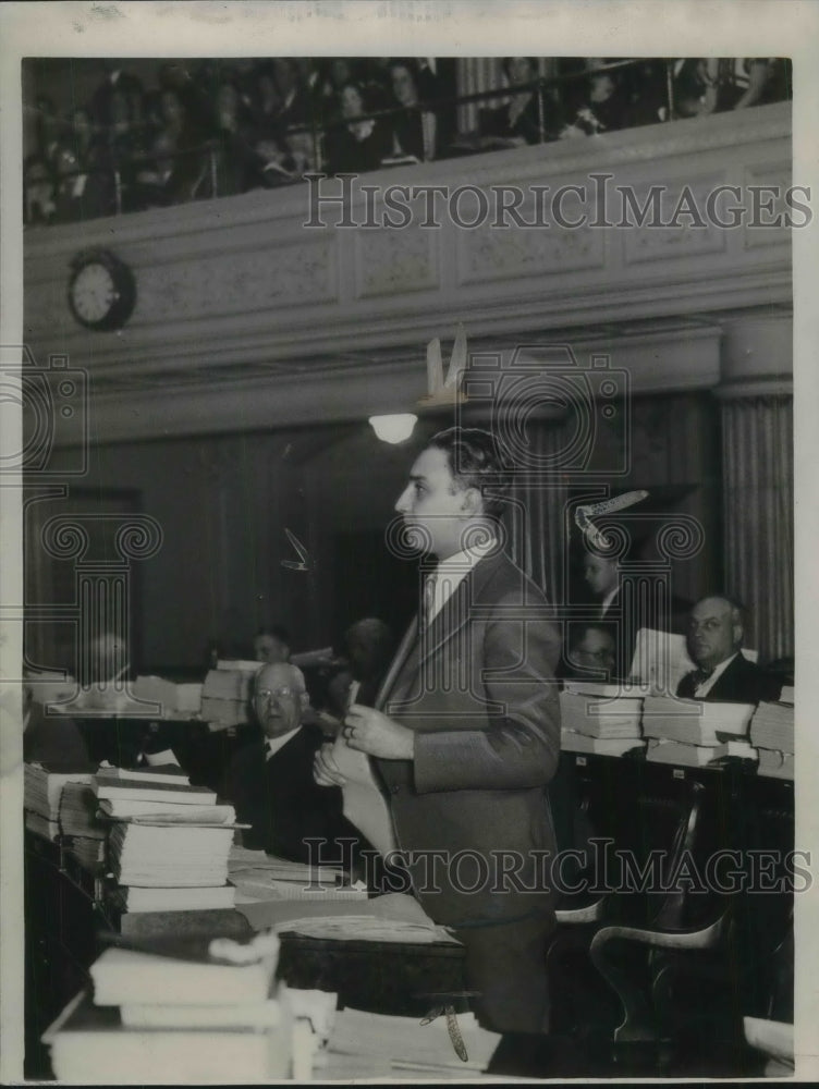 Load image into Gallery viewer, 1933 Press Photo Rep Willis Gradison of Cincinnati deliberating on the floor

