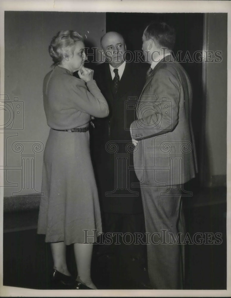 1941 Press Photo Rep William Cole Jr takes oath of office at hospital