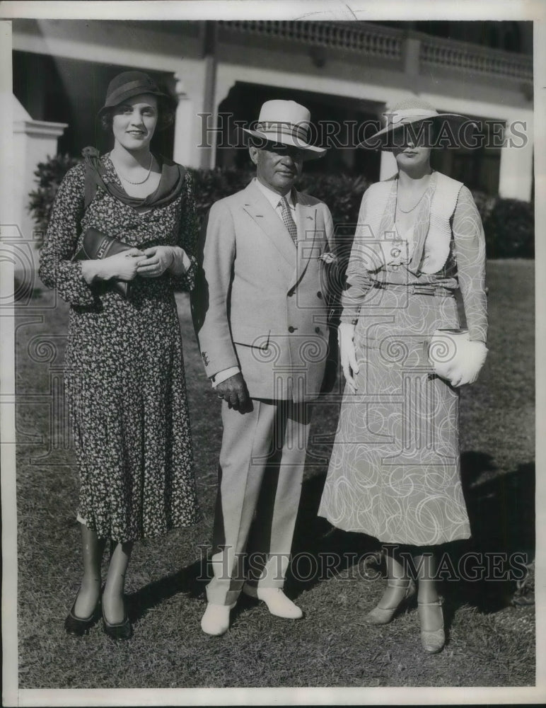 Load image into Gallery viewer, 1933 Press Photo Helen Gales, AI Sylvester &amp; Mrs George Gales at the Races
