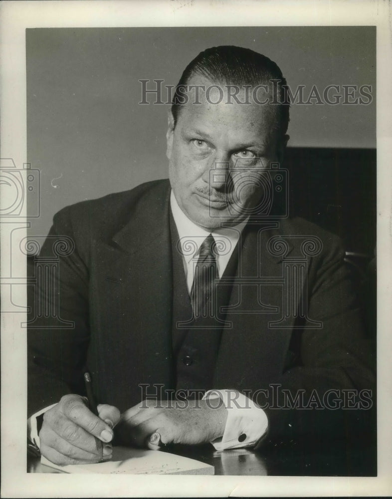 1929 Press Photo William Shearer at his desk signing documents
