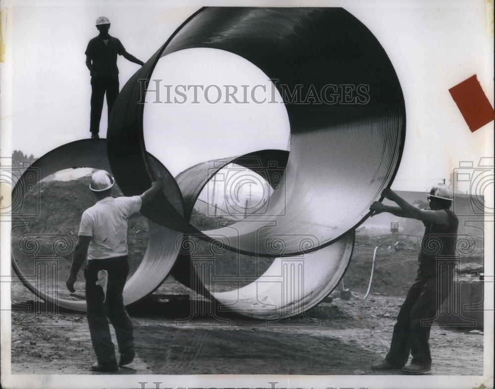 1971 Press Photo Construction Workers Help Put Armco Corrugated Pipe In Place