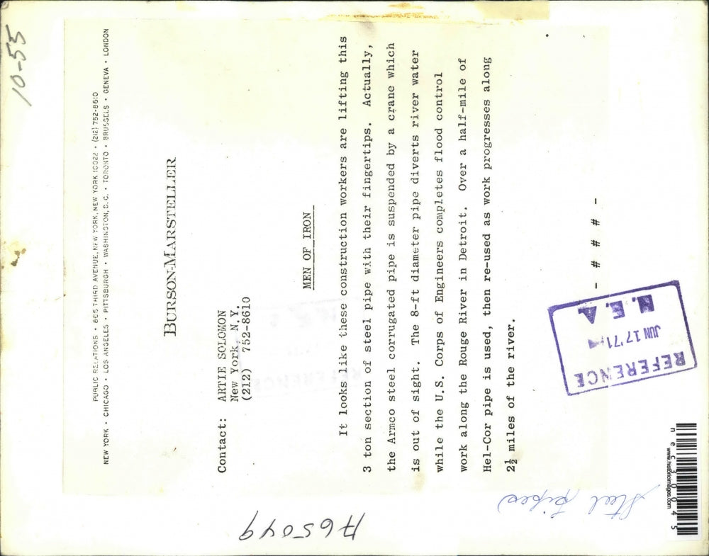 1971 Press Photo Construction Workers Help Put Armco Corrugated Pipe In Place