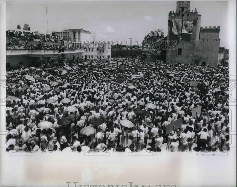 Load image into Gallery viewer, 1965 Press Photo Crowd Fills Courtyard Of Ozama Fortress During Rally
