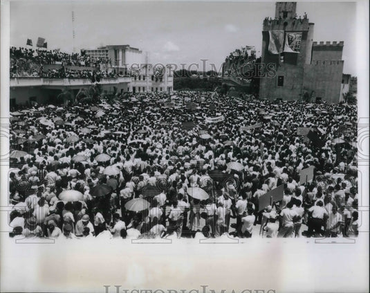 1965 Press Photo Crowd Fills Courtyard Of Ozama Fortress During Rally