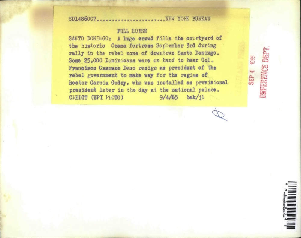 1965 Press Photo Crowd Fills Courtyard Of Ozama Fortress During Rally