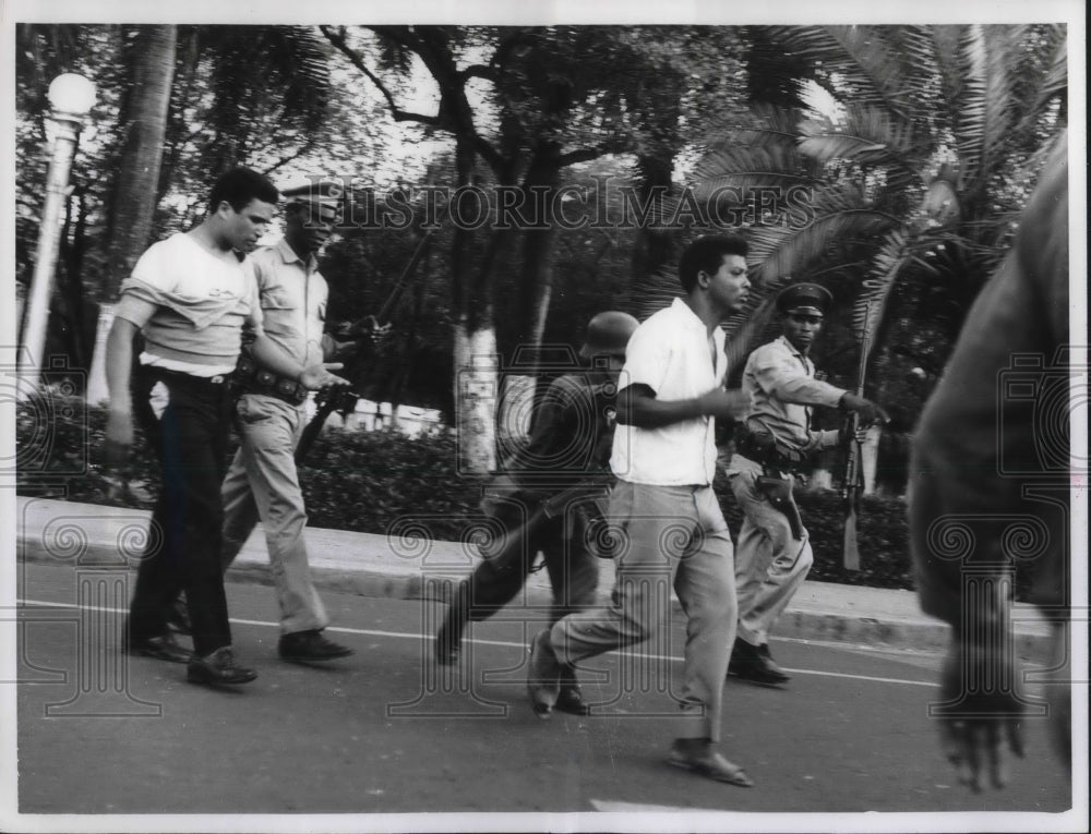1966 Press Photo Dominican troops and police disperse demonstrators. - nec30051