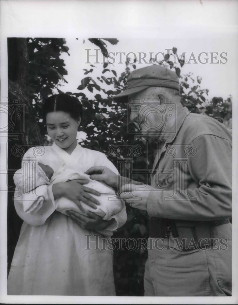 1953 Press Photo Korean mom &amp; child with Cmdr Albert Krevitt in Brooklyn, NY- Historic Images