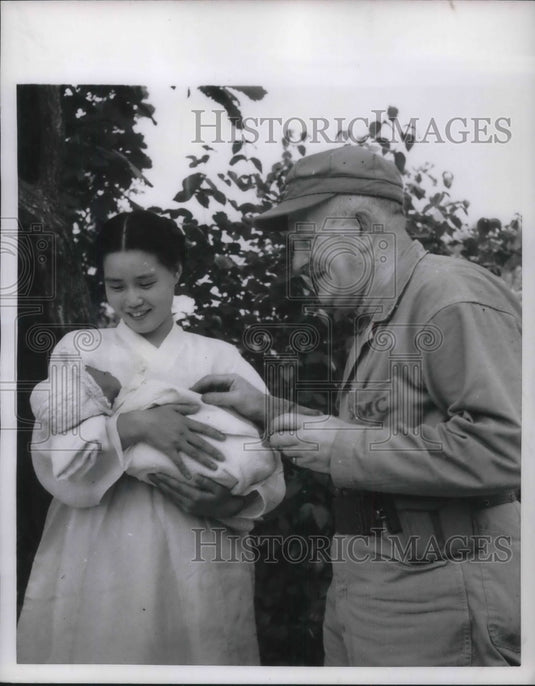 1953 Press Photo Korean mom & child with Cmdr Albert Krevitt in Brooklyn, NY- Historic Images