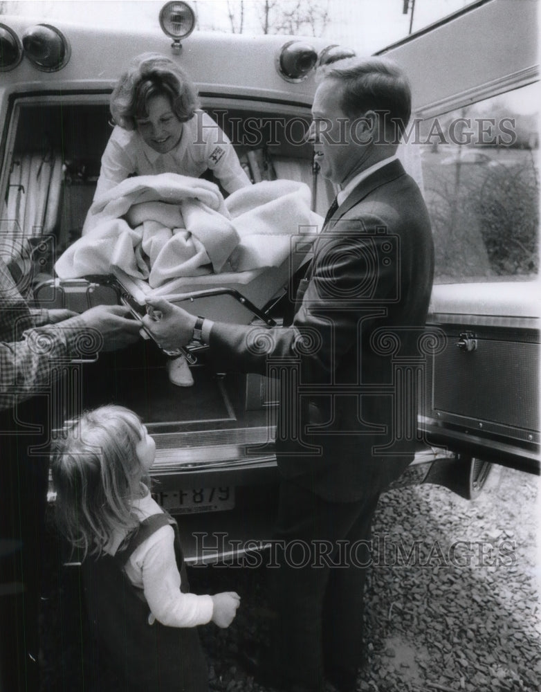 1970 Press Photo Liberty Corners, NJ Meg Kienset & parents with quintuplets