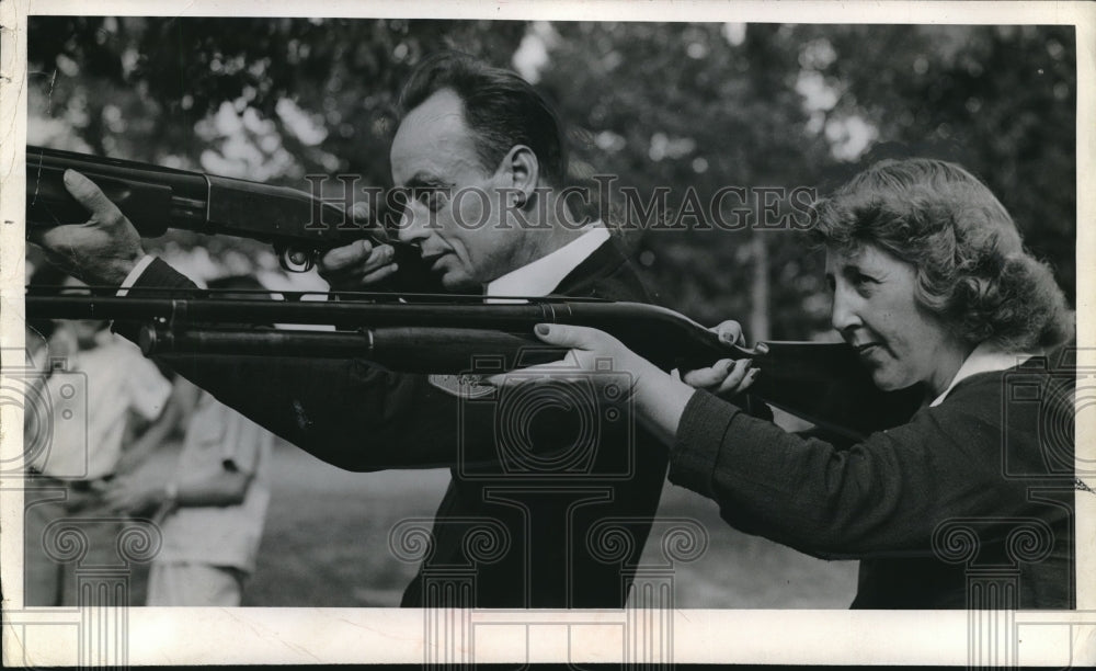 1944 Press Photo Leslie Van and Jepson T. Marker at trapshoot competition. - Historic Images