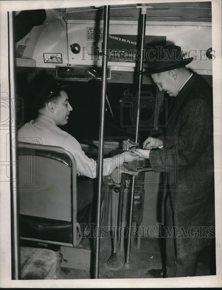 1946 Press Photo Red Krejci Getting on Bus at City Parking Lot
