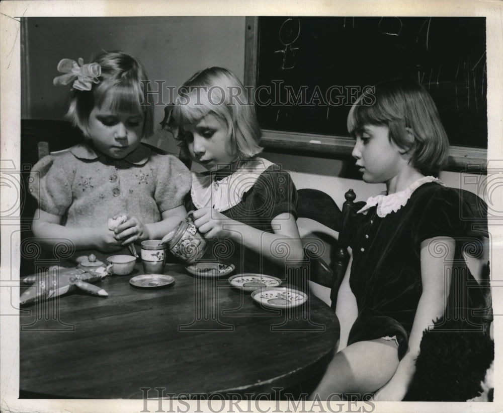 1943 Press Photo Gerry, Gwendolyn & Diane at the Children's Aid Society New York