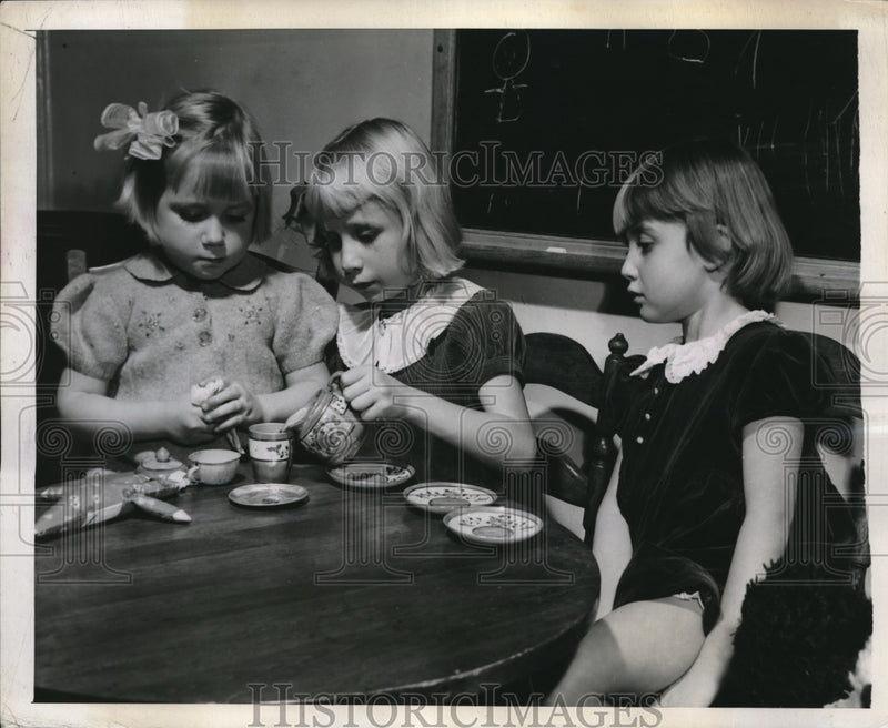 Load image into Gallery viewer, 1943 Press Photo Gerry, Gwendolyn &amp; Diane at the Children's Aid Society New York
