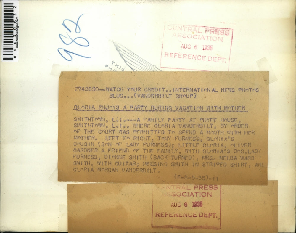 1935 Press Photo Gloria Vanderbilt Enjoys Party During Vacation with Mother