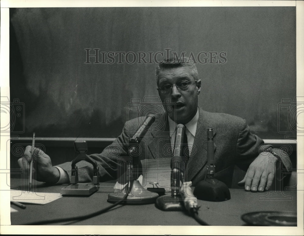 1958 Press Photo Commander Jay Smith of Navy Makes Announcement- Historic Images