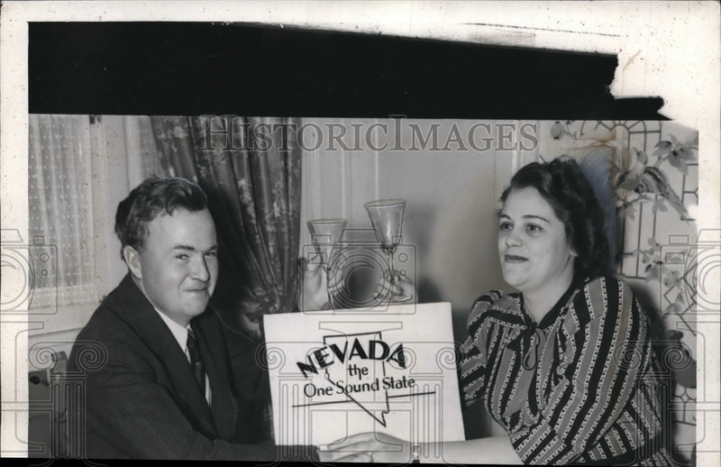 Load image into Gallery viewer, 1939 Press Photo Mr. and Mras.Arnold page build home in Truckee Meadows
