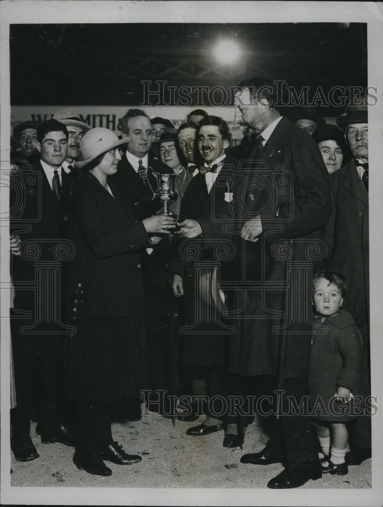 1922 Press Photo Miss Ivy Townshend Wins Cup in Guildford Calf Club