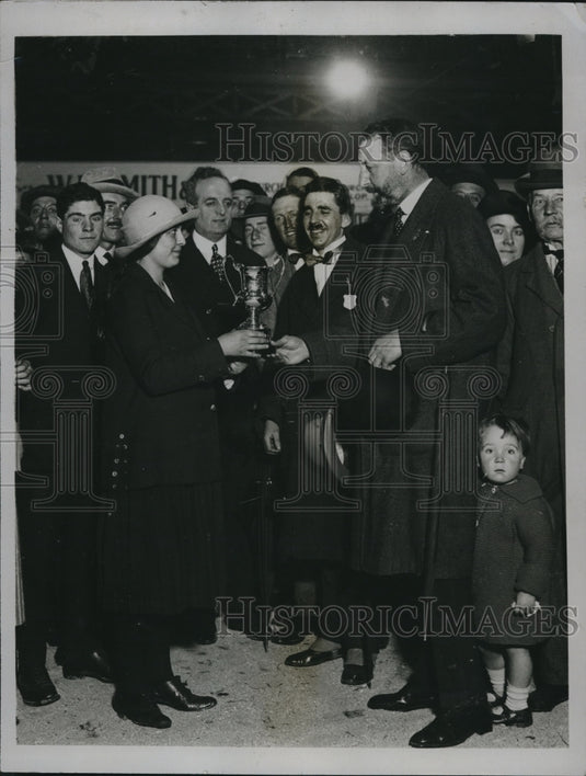 1922 Press Photo Miss Ivy Townshend Wins Cup in Guildford Calf Club