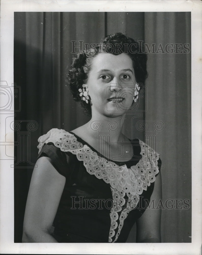 Load image into Gallery viewer, 1955 Press Photo Lucile Temple new queen of Northeastern Ohio Bee Keeper
