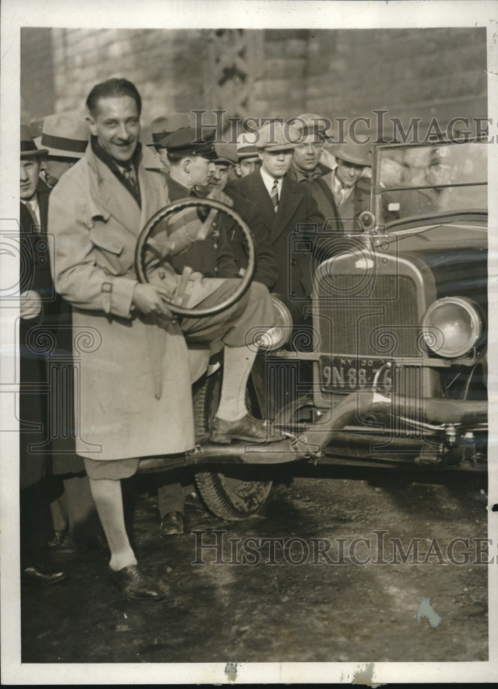 1930 Press Photo Captain Franzcarl Schleiff demonstrates perfected auto bumper- Historic Images