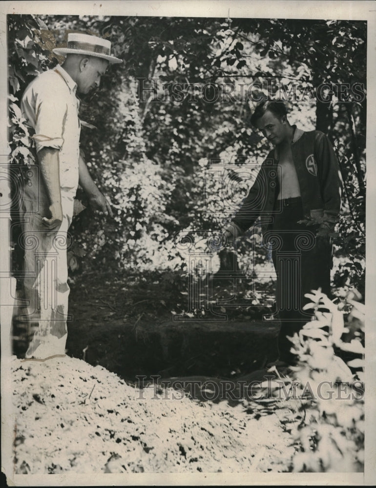 Load image into Gallery viewer, 1933 Press Photo Railroad official Henry Sanborn slain buried in woods
