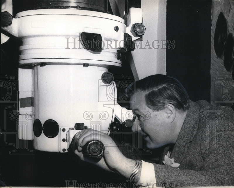 Load image into Gallery viewer, 1966 Press Photo International Boat Show Submarine Periscope Being Used
